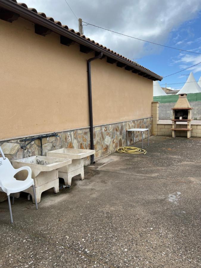 Albergue Municipal Hostel San Martin del Camino Exterior photo